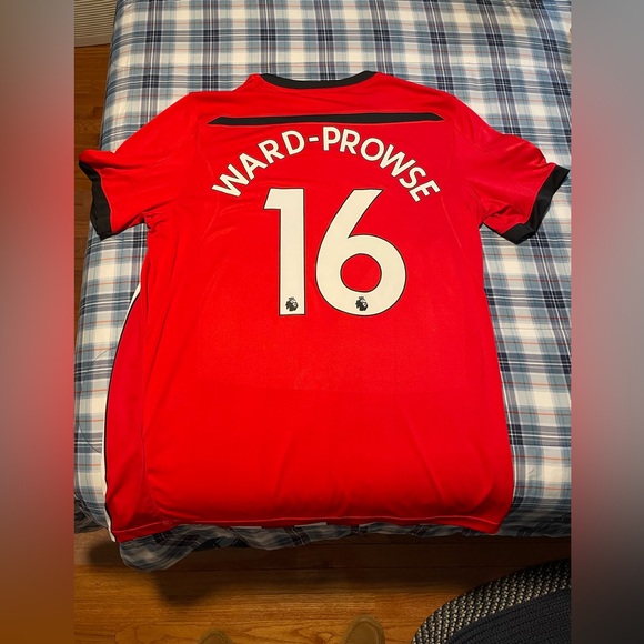 2018/19 Southampton FC Jersey - Picture 2 of 2